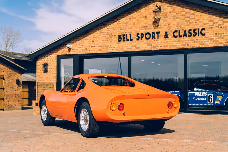 Nhằm tái tạo lại thiết kế một cách đối xứng, đội ngũ đã tiến hành căn chỉnh các phần vòm bánh xe, đồng thời tinh chỉnh lại các tấm thân xe. Tuy nhiên, các phần cửa xe đã được chế tạo lại để hốc gió có thể ăn khớp phần phía sau của thân xe. Chính vì thế, phần hốc gió cũ trên cửa đã được cắt ra và hàn nhôm sang một chi tiết mới.