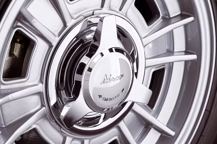 Theo lý giải, trong quá khứ, quy trình chế tạo và làm thân vỏ vẫn tuân theo các phương pháp truyền thống, chính vì vậy và đội ngũ đã tiêu tốn hàng trăm giờ để căn chỉnh chính xác nhất từng chi tiết trên thân vỏ của xe. 