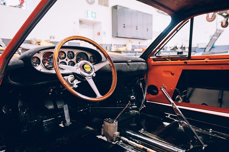 Nhân viên của Bell Sport and Classic, Elliot East giải thích rằng những lỗi này mới chỉ là những thứ có thể nhìn thấy được. Khi tháo chiếc xe ra, đội ngũ tiếp tục phát hiện ra rằng cánh trước, bậc cửa và tấm ốp bệ đã được hàn trên thân xe ban đầu. Chính vì vậy, sau khi tháo ra, càng nhiều vết gỉ sét đã lộ ra và nhiều chi tiết đã bị hư hỏng cần phải được phục hồi và sửa chữa.