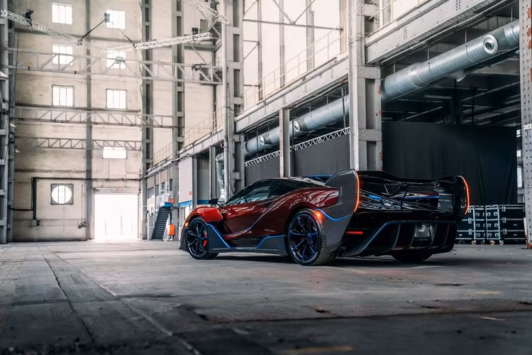 Được biết, nữ doanh nhân này đã chuyển những chiếc siêu xe McLaren của mình từ Mỹ về Singapore. Đó là lý do vì sao những chiếc siêu xe này đều được trang bị vô lăng bên trái trong khi Singapore vốn là thị trường ô tô tay lái nghịch.