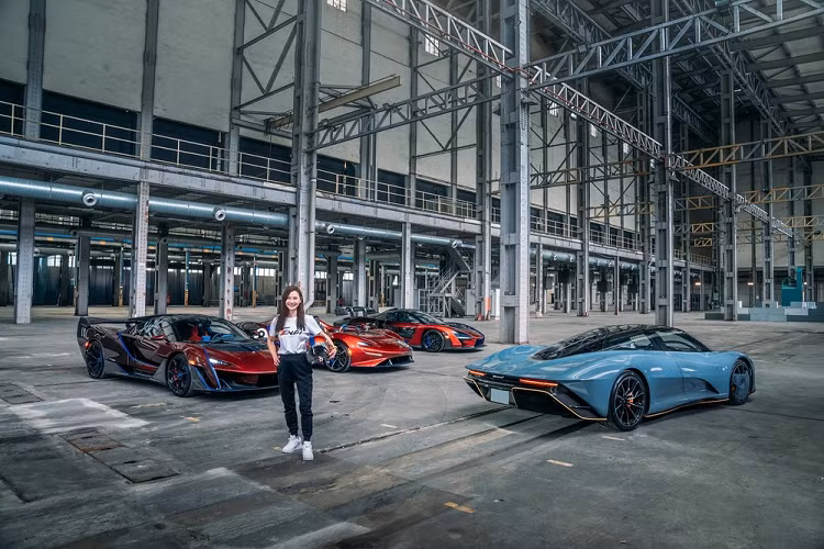 Amanda là một nhà thiện nguyện kiêm nhà đầu tư nổi tiếng của đảo quốc Sư tử. Chính bà là người đã mang chuỗi quán cà phê phục vụ theo kiểu kopitiam truyền thống của Singapore đến Mỹ.