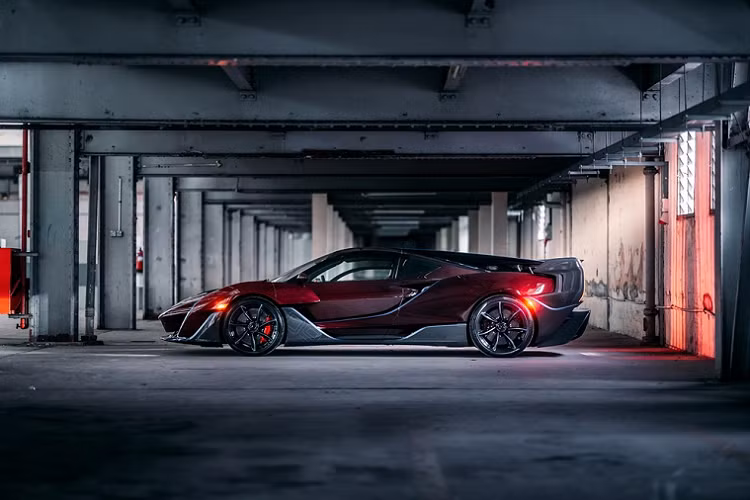 Những chiếc siêu xe của bà Amanda được cất giữ cẩn thận trong một gara có điều hòa nhiệt độ. Thay vì chỉ cất những chiếc siêu xe ở một chỗ, nữ doanh nhân này vẫn tranh thủ lái chúng bất cứ khi nào có thể. Bà thực sự yêu thích những "cỗ máy tốc độ" của mình.