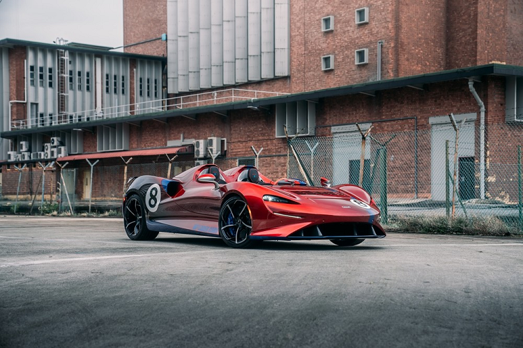 "Tôi yêu những đường cong và màu sắc của chiếc xe này. Thực ra, đến tận bây giờ, tôi vẫn giữ lại chiếc 12C Spider này mặc dù đã bổ sung vài chiếc thuộc dòng ‘Ultimate Series’ của McLaren vào bộ sưu tập của mình", nữ doanh nhân nói với phóng viên tờ Top Gear Singapore.