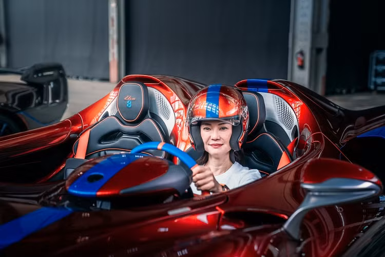 Hiện nữ doanh nhân này đang chờ nhận Solus GT - mẫu siêu xe 1 chỗ ngồi chỉ dành riêng cho đường đua mà hãng McLaren mới ra mắt. Đây là chiếc siêu xe bước ra từ trò chơi đua xe Gran Turismo. Theo Amanda, khi còn sống, ông xã Vince đã cùng bà lái xe trên đường phố, đường đua và thậm chí trên đường tuyết trong những sự kiện của McLaren. Càng trải nghiệm, nữ doanh nhân càng muốn sưu tập thêm những chiếc xe tốt nhất của thương hiệu Anh quốc này.