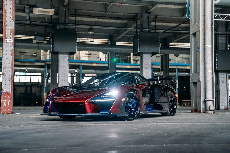 Trong số những chiếc siêu xe của Amanda, nổi bật nhất phải kể đến chiếc McLaren Sabre. Đây là siêu xe có số lượng cực kỳ giới hạn. Siêu xe của bà Amanda là 1 trong đúng 15 chiếc McLaren Sabre được sản xuất dành cho thị trường Mỹ.