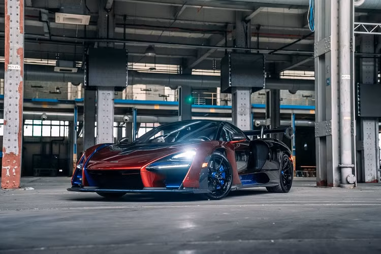 Trong số những chiếc siêu xe của Amanda, nổi bật nhất phải kể đến chiếc McLaren Sabre. Đây là siêu xe có số lượng cực kỳ giới hạn. Siêu xe của bà Amanda là 1 trong đúng 15 chiếc McLaren Sabre được sản xuất dành cho thị trường Mỹ.