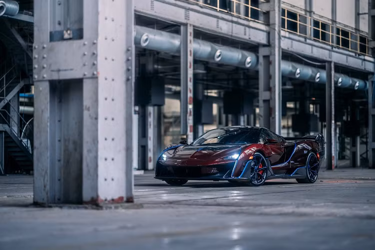 Được phát triển dựa trên Senna, Sabre là mẫu siêu xe 2 chỗ nhanh nhất của McLaren hiện nay với vận tốc tối đa lên đến 350 km/h. Tuy được phát triển dựa trên Senna nhưng McLaren Sabre lại sở hữu 70% bộ phận dành riêng cho siêu xe này.