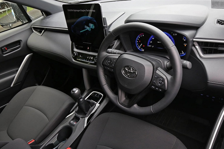 Động cơ được sử dụng là loại tăng áp kép 1.6 lít lấy từ chiếc xe đua GR Corolla, dù Toyota chưa tiết lộ hiệu suất của Cross concept nhưng động cơ mà mẫu xe này trang bị có khả năng đạt công suất lên đến 300 mã lực.