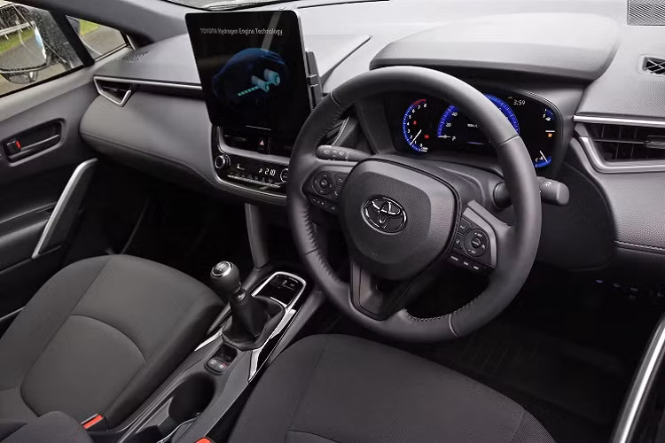 Động cơ được sử dụng là loại tăng áp kép 1.6 lít lấy từ chiếc xe đua GR Corolla, dù Toyota chưa tiết lộ hiệu suất của Cross concept nhưng động cơ mà mẫu xe này trang bị có khả năng đạt công suất lên đến 300 mã lực.