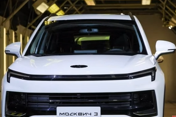 Theo Kamaz, ban đầu, việc sản xuất Moskvich 3 sẽ phải dựa vào đối tác Trung Quốc. Tuy nhiên, kể từ năm 2024, Kamaz sẽ dần dần tăng tỷ lệ nội địa hóa và sử dụng "một số linh kiện hoàn toàn sản xuất tại Nga". Mục tiêu của thương hiệu Moskvich là sản xuất "một mẫu ôtô điện Nga từ các linh kiện Nga dựa trên cơ sở gầm bệ toàn cầu của riêng mình".