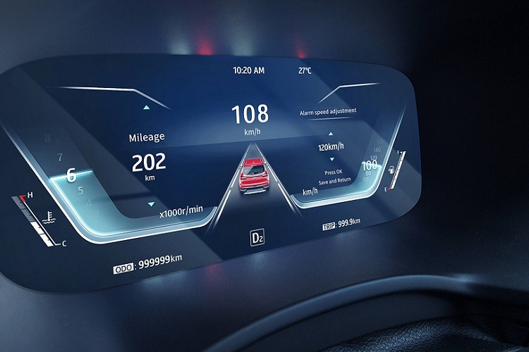 Sẽ không có gì ngạc nhiên khi Moskvich 3 hoàn toàn mới có những trang bị ngoại thất tương tự JAC JS4 như đèn pha LED tự động và điều chỉnh luồng sáng cao/thấp, tính năng chờ dẫn đường, dải đèn LED định vị ban ngày, đèn hậu LED, đèn sương mù sau, gương chiếu hậu chỉnh điện/gập điện, đóng/mở cửa sổ từ xa, vành 17 inch, anten vây cá trên nóc hay cảm biến đá cốp.