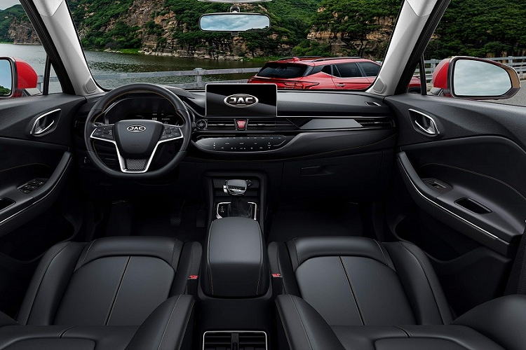 Tại thị trường Trung Quốc, JAC JS4 được định vị trong phân khúc SUV cỡ C với chiều dài 4.400 mm, chiều rộng 1.800 mm, chiều cao 1.660 mm và chiều dài cơ sở 2.620 mm. Ngoài ra, xe còn có chiều cao gầm trên 150 mm khi chở đủ tải và bán kính quay đầu tối thiểu dưới 5,6 m.