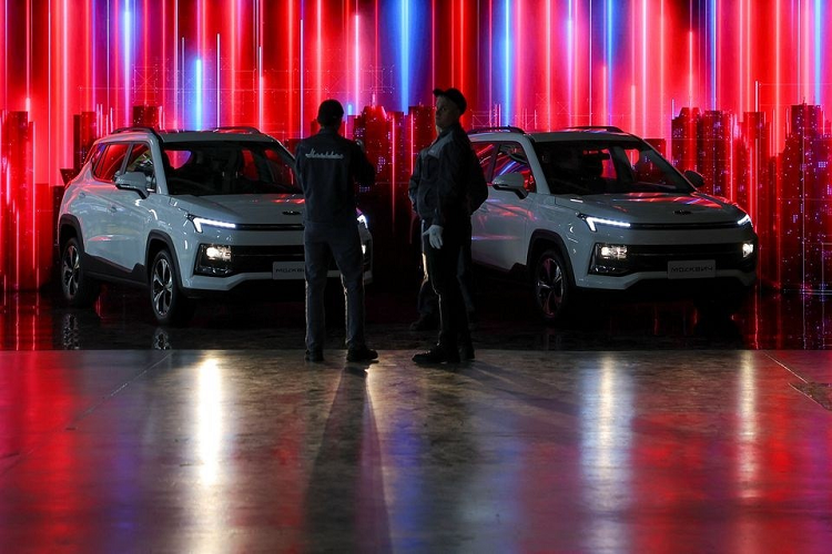 Bên trong Moskvich 3 dự kiến sẽ có vô lăng tích hợp phím chức năng, chỉnh 4 hướng, bảng đồng hồ kỹ thuật số với màn hình LED 10,25 inch, điều hòa tự động, cửa gió điều hòa/2 cổng USB cho hàng ghế sau, ghế bọc da nhân tạo, ghế lái chỉnh điện 4 hướng, màn hình cảm ứng trung tâm 10,25 inch, hỗ trợ MP5/Apple CarPlay/Android Auto, hệ thống âm thanh 6 loa và cửa sổ trời.