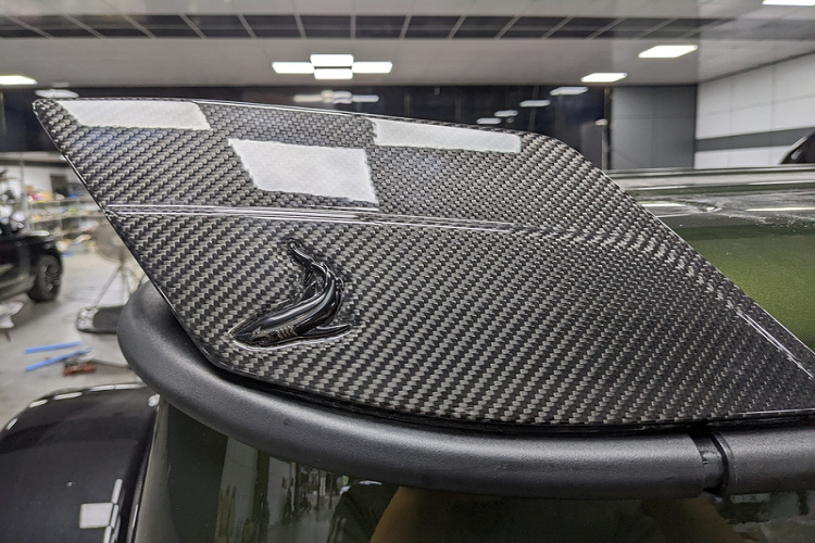 Xe còn được "lên đời" hệ thống ống xả Akrapovic, vừa mang lại âm thanh phấn khích hơn vừa tăng thêm sức mạnh cho xe.