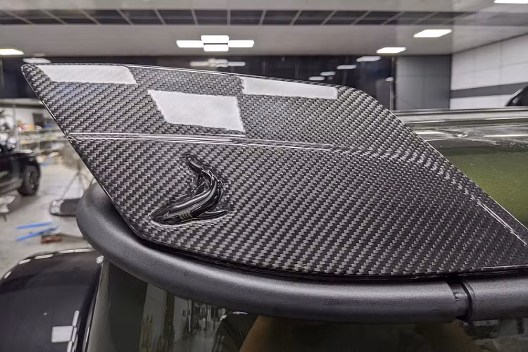 Xe còn được "lên đời" hệ thống ống xả Akrapovic, vừa mang lại âm thanh phấn khích hơn vừa tăng thêm sức mạnh cho xe.