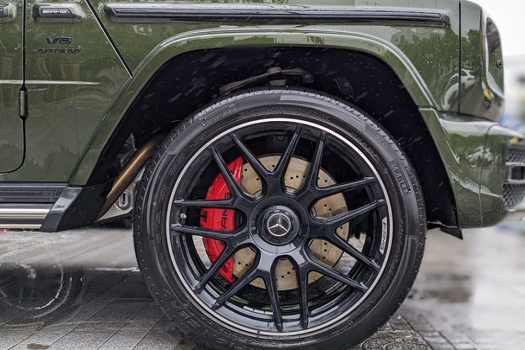Ngoài việc sở hữu gói độ "độc", Mercedes-AMG G63 trong bài còn gây ấn tượng khi có bộ cánh màu xanh rêu Olive Green, đây là một tùy chọn sơn đến từ bộ phận cá nhân hoá G-Manufaktur trị giá hơn 250 triệu đồng.