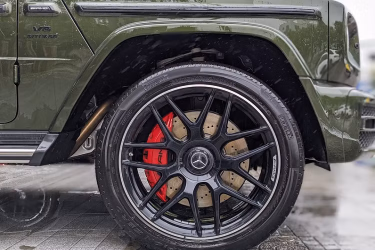 Ngoài việc sở hữu gói độ "độc", Mercedes-AMG G63 trong bài còn gây ấn tượng khi có bộ cánh màu xanh rêu Olive Green, đây là một tùy chọn sơn đến từ bộ phận cá nhân hoá G-Manufaktur trị giá hơn 250 triệu đồng.