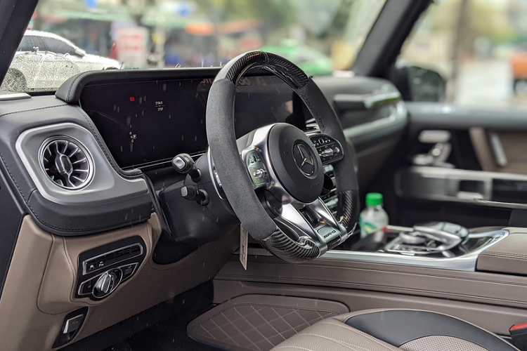 Về trang bị động cơ, Mercedes-AMG G63 thế hệ mới sử dụng động cơ V8 4.0L tăng áp kép, cho công suất 577 mã lực và mô-men xoắn 850Nm, kết hợp với hộp số tự động 9 cấp.