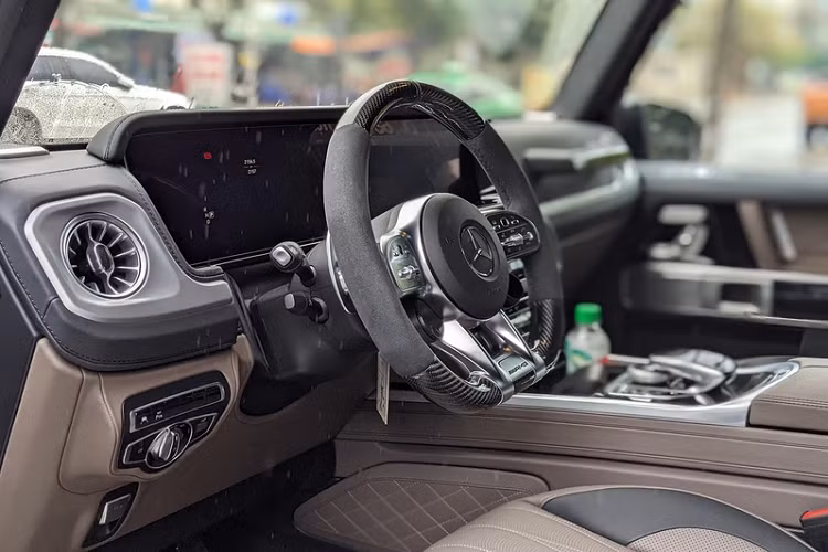 Về trang bị động cơ, Mercedes-AMG G63 thế hệ mới sử dụng động cơ V8 4.0L tăng áp kép, cho công suất 577 mã lực và mô-men xoắn 850Nm, kết hợp với hộp số tự động 9 cấp.