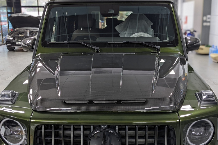 Chưa hết, vua địa hình Mercedes-AMG G63 còn nhận được ốp gương sợi carbon, cánh gió cỡ lớn được gắn trên nóc xe cũng được làm từ sợi carbon với logo TopCar được gắn hai bên. Được biết, gói bodykit trên chiếc G63 này vẫn chưa hoàn thiện.