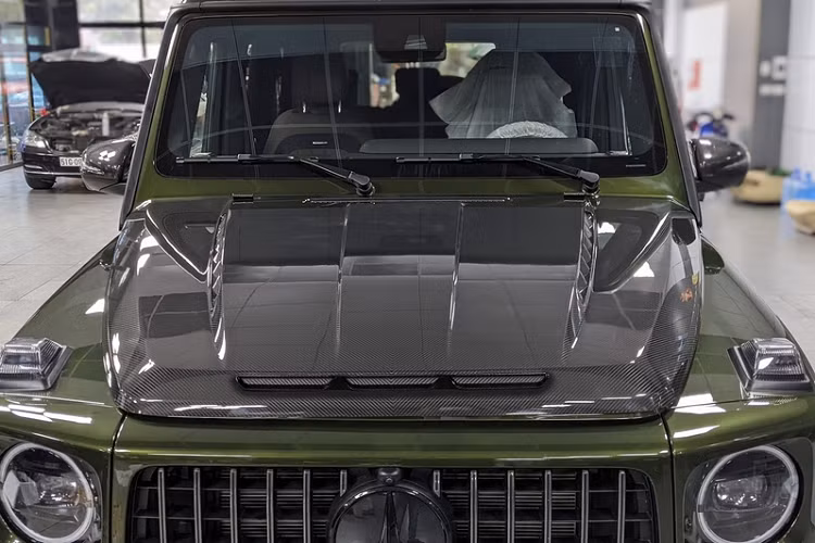 Chưa hết, vua địa hình Mercedes-AMG G63 còn nhận được ốp gương sợi carbon, cánh gió cỡ lớn được gắn trên nóc xe cũng được làm từ sợi carbon với logo TopCar được gắn hai bên. Được biết, gói bodykit trên chiếc G63 này vẫn chưa hoàn thiện.