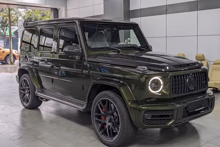 Hiện tại, cả Việt Nam chỉ có đúng 2 chiếc Mercedes-AMG G63 độ bodykit của TopCar, trong bài là chiếc thứ 2. Điểm nhấn của gói độ này nằm ở phần nắp khoang động cơ làm bằng sợi carbon với nhiều khe gió táo báo, giúp tăng thêm vẻ hầm hố và tính khí động học chi xe.