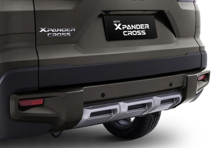 Tuy nhiên, bên trong đèn hậu LED là tạo hình búa Thor giống đèn pha thay vì chữ "L" như trước đây. Bên dưới là cản sau mới, tích hợp đèn phản quang hình chữ nhật chứ không nằm dọc như cũ. Để tăng vẻ hầm hố cho Xpander Cross 2023, hãng Mitsubishi đã bổ sung ốp màu bạc chia thành 3 khoang bên dưới cản trước và cản sau.