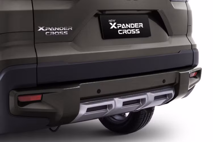 Tuy nhiên, bên trong đèn hậu LED là tạo hình búa Thor giống đèn pha thay vì chữ "L" như trước đây. Bên dưới là cản sau mới, tích hợp đèn phản quang hình chữ nhật chứ không nằm dọc như cũ. Để tăng vẻ hầm hố cho Xpander Cross 2023, hãng Mitsubishi đã bổ sung ốp màu bạc chia thành 3 khoang bên dưới cản trước và cản sau.