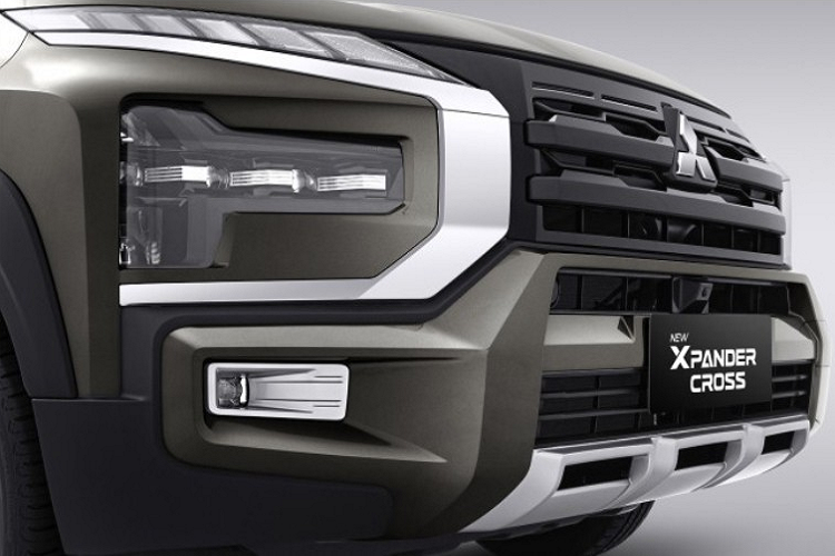 Nằm bên dưới là cụm đèn pha LED 3 bóng mới với thiết kế hình chữ "T" nằm ngang hay "búa Thor" theo cách miêu tả của hãng Mitsubishi. Ở chính giữa đầu xe là lưới tản nhiệt mới có kích thước lớn hơn trước và được sơn màu đen. Lưới tản nhiệt này tiếp tục được bao quanh bằng nẹp mạ crôm, kéo dài từ dải đèn LED định vị ban ngày xuống cản trước, tạo thành hình chữ "X" đặc trưng của thương hiệu Mitsubishi.