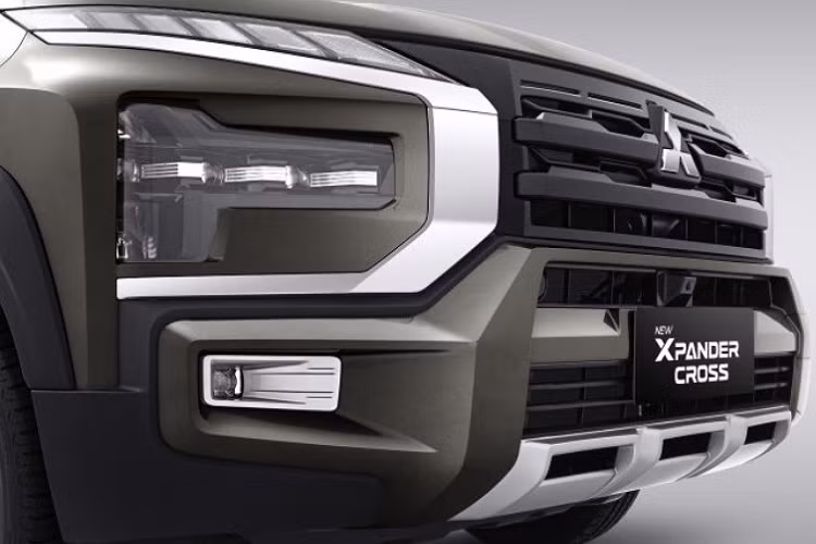 Nằm bên dưới là cụm đèn pha LED 3 bóng mới với thiết kế hình chữ "T" nằm ngang hay "búa Thor" theo cách miêu tả của hãng Mitsubishi. Ở chính giữa đầu xe là lưới tản nhiệt mới có kích thước lớn hơn trước và được sơn màu đen. Lưới tản nhiệt này tiếp tục được bao quanh bằng nẹp mạ crôm, kéo dài từ dải đèn LED định vị ban ngày xuống cản trước, tạo thành hình chữ "X" đặc trưng của thương hiệu Mitsubishi.