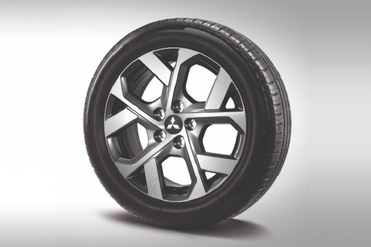 Thay đổi còn lại của xe là bộ vành hợp kim 17 inch mới với thiết kế 5 chấu kép hình chữ "Y". Dù được gọi là MPV lai SUV nhưng Mitsubishi Xpander Cross 2023 vẫn có chiều cao gầm giống hệt người anh em Xpander, dao động từ 220 - 225mm, tùy phiên bản. Các kích thước còn lại của xe gần như không thay đổi, trừ chiều rộng tăng nhẹ 40mm lên 1.790mm.