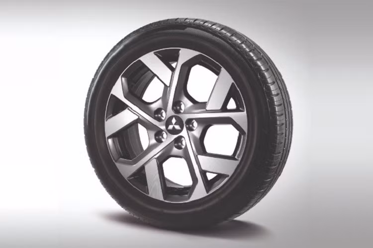 Thay đổi còn lại của xe là bộ vành hợp kim 17 inch mới với thiết kế 5 chấu kép hình chữ "Y". Dù được gọi là MPV lai SUV nhưng Mitsubishi Xpander Cross 2023 vẫn có chiều cao gầm giống hệt người anh em Xpander, dao động từ 220 - 225mm, tùy phiên bản. Các kích thước còn lại của xe gần như không thay đổi, trừ chiều rộng tăng nhẹ 40mm lên 1.790mm.