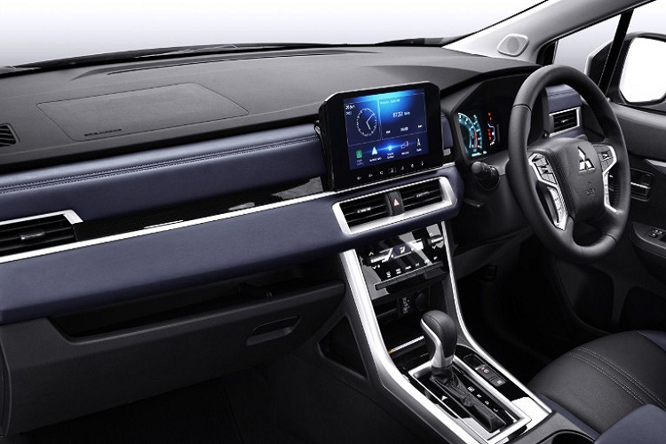 So với ngoại thất, nội thất của Mitsubishi Xpander Cross 2023 thay đổi nhiều hơn. Những thay đổi này giúp xe trông hiện đại và cao cấp hơn. Bước vào bên trong mẫu xe này, chúng ta sẽ bắt gặp những chi tiết mới như màn hình LCD 8 inch trong bảng đồng hồ kỹ thuật số, giống loại dùng cho Pajero Sport...