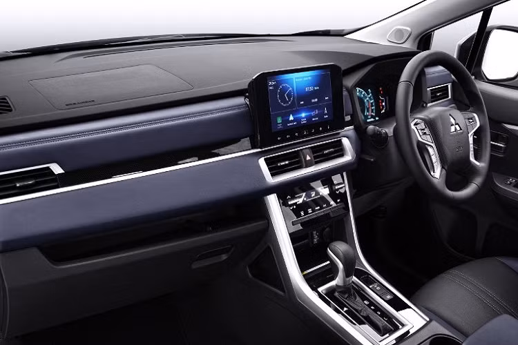 So với ngoại thất, nội thất của Mitsubishi Xpander Cross 2023 thay đổi nhiều hơn. Những thay đổi này giúp xe trông hiện đại và cao cấp hơn. Bước vào bên trong mẫu xe này, chúng ta sẽ bắt gặp những chi tiết mới như màn hình LCD 8 inch trong bảng đồng hồ kỹ thuật số, giống loại dùng cho Pajero Sport...