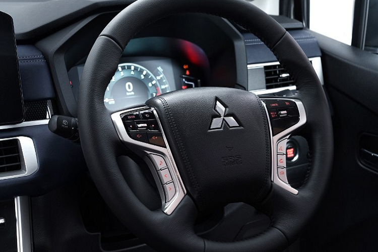 Trong khi đó, các trang bị an toàn của xe bao gồm 2 túi khí trước, hệ thống chống bó cứng phanh ABS, phân bổ lực phanh điện tử EBD, trợ lực phanh BA, hỗ trợ khởi hành ngang dốc, cân bằng điện tử và hệ thống kiểm soát hành trình.