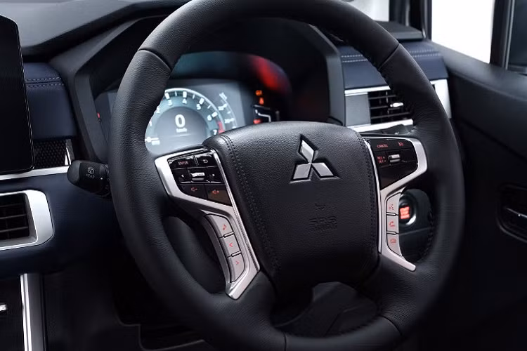 Trong khi đó, các trang bị an toàn của xe bao gồm 2 túi khí trước, hệ thống chống bó cứng phanh ABS, phân bổ lực phanh điện tử EBD, trợ lực phanh BA, hỗ trợ khởi hành ngang dốc, cân bằng điện tử và hệ thống kiểm soát hành trình.