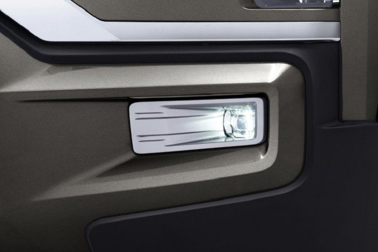 Chưa hết, Mitsubishi Xpander Cross 2023 còn có thêm cản trước mới với hốc gió trung tâm rộng hơn. Ở hai góc cản trước là đèn sương mù hình vuông thay vì hình tròn như cũ. Vị trí lắp biển số cũng được chuyển xuống thấp hơn trên cản trước. Đằng sau xe, Mitsubishi Xpander Cross 2023 vẫn được trang bị cụm đèn hậu với thiết kế cũ.