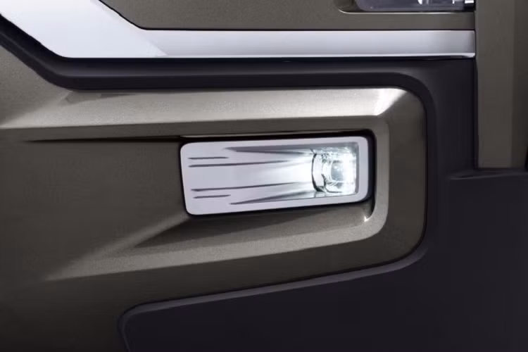 Chưa hết, Mitsubishi Xpander Cross 2023 còn có thêm cản trước mới với hốc gió trung tâm rộng hơn. Ở hai góc cản trước là đèn sương mù hình vuông thay vì hình tròn như cũ. Vị trí lắp biển số cũng được chuyển xuống thấp hơn trên cản trước. Đằng sau xe, Mitsubishi Xpander Cross 2023 vẫn được trang bị cụm đèn hậu với thiết kế cũ.