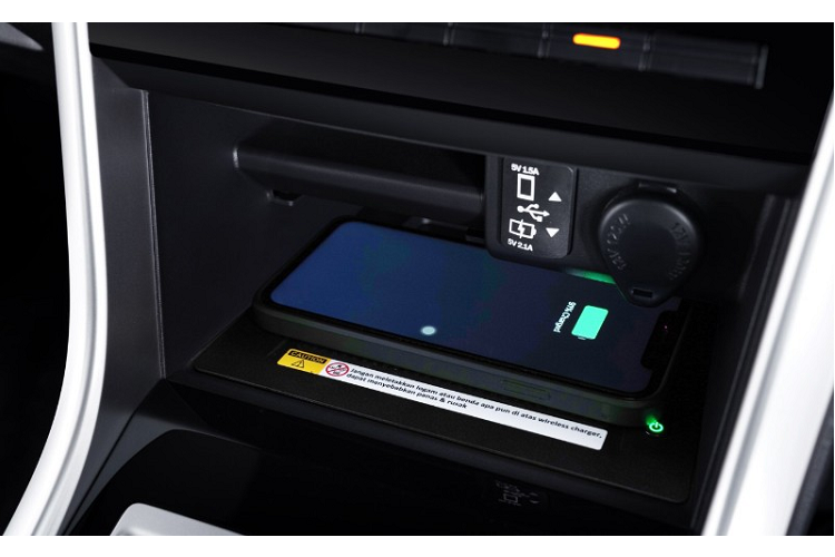 Bên cạnh đó là phanh tay điện tử, tính năng tự động giữ phanh tạm thời, chỗ đặt điện thoại lớn hơn trước ở cụm điều khiển trung tâm, ngăn chứa đồ rộng rãi bên dưới bệ tì tay hàng ghế trước...Cổng USB Type A/Type C... và hộc đựng cốc ở bệ tì tay dành cho hàng ghế thứ hai.