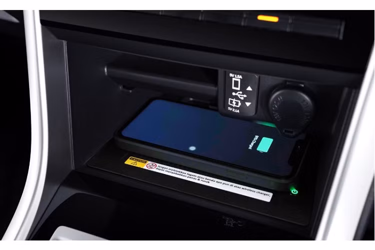 Bên cạnh đó là phanh tay điện tử, tính năng tự động giữ phanh tạm thời, chỗ đặt điện thoại lớn hơn trước ở cụm điều khiển trung tâm, ngăn chứa đồ rộng rãi bên dưới bệ tì tay hàng ghế trước...Cổng USB Type A/Type C... và hộc đựng cốc ở bệ tì tay dành cho hàng ghế thứ hai.