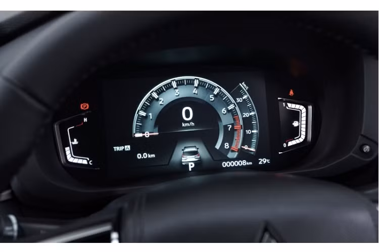 Sạc điện thoại thông minh không dây... và ghế bọc da tổng hợp phối 2 màu. Ngoài ra, Mitsubishi Xpander Cross 2023 còn có những trang bị đáng chú ý khác như vô lăng được bê nguyên từ Pajero Sport sang...Màn hình thông tin giải trí dạng cảm ứng 9 inch nằm độc lập trên mặt táp-lô, hỗ trợ Apple CarPlay/Android Auto... hay hệ thống điều hòa đi kèm màn hình hiển thị LCD và nút chỉnh mới.