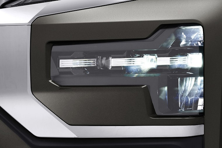 Đầu tiên phải kể đến những thay đổi trong thiết kế ngoại thất của mẫu xe MPV lai SUV Mitsubishi Xpander Cross 2023. Phần lớn thay đổi về ngoại hình của mẫu MPV này đều tập trung vào khu vực đầu xe. Tại đây, xe được trang bị hệ thống đèn 2 tầng giống hệt với Mitsubishi Xpander 2022. Trong đó, dải đèn LED định vị ban ngày mới của xe được đặt phía trên, sát với nắp ca-pô.