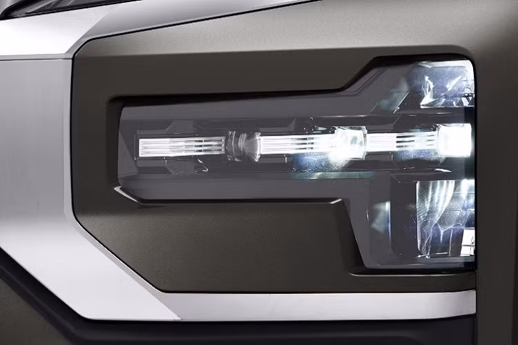 Đầu tiên phải kể đến những thay đổi trong thiết kế ngoại thất của mẫu xe MPV lai SUV Mitsubishi Xpander Cross 2023. Phần lớn thay đổi về ngoại hình của mẫu MPV này đều tập trung vào khu vực đầu xe. Tại đây, xe được trang bị hệ thống đèn 2 tầng giống hệt với Mitsubishi Xpander 2022. Trong đó, dải đèn LED định vị ban ngày mới của xe được đặt phía trên, sát với nắp ca-pô.