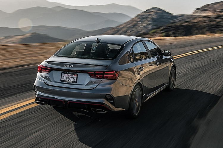 Tương tự phiên bản cũ, Kia K3 2023 cũng được trang bị cụm đèn hậu nằm vắt ngang đuôi xe. Tuy nhiên, tạo hình bên trong đèn hậu đã được làm mới. Thêm vào đó là cản sau mới, tích hợp tấm lưới theo phong cách thể thao và nẹp mạ crôm ở hai góc.