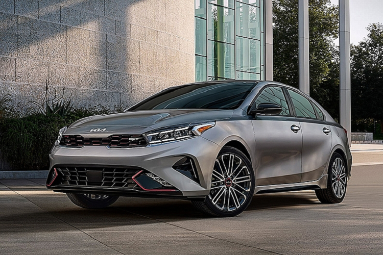 Tiếp đến là cản trước mới với hốc gió trung tâm rộng. Ở hai góc cản trước có thêm hốc đèn sương mù sơn màu đen bóng. Bên trong hốc này là đèn sương mù nằm chéo mới. Bên sườn của Kia K3 mới vẫn có đường dập gân kéo dài từ đèn pha đến đèn hậu. Tuy nhiên, vành la-zăng của xe đã được bổ sung thiết kế mới và có đường kính 17 inch.