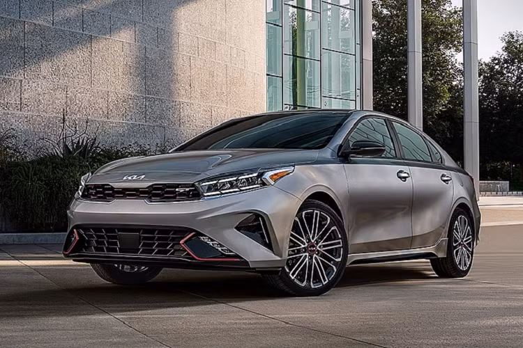 Tiếp đến là cản trước mới với hốc gió trung tâm rộng. Ở hai góc cản trước có thêm hốc đèn sương mù sơn màu đen bóng. Bên trong hốc này là đèn sương mù nằm chéo mới. Bên sườn của Kia K3 mới vẫn có đường dập gân kéo dài từ đèn pha đến đèn hậu. Tuy nhiên, vành la-zăng của xe đã được bổ sung thiết kế mới và có đường kính 17 inch.