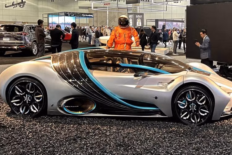 Hyperion XP-1 lưu trữ năng lượng trong các hệ thống pin nhiên liệu hydro thay cho pin lithium nặng nề và chiếm nhiều diện tích. Hydro trong pin kết hợp cùng oxy từ không khí trong một quá trình tạo ra nước, khí thải duy nhất của xe và một dòng điện để cung cấp năng lượng cho xe.