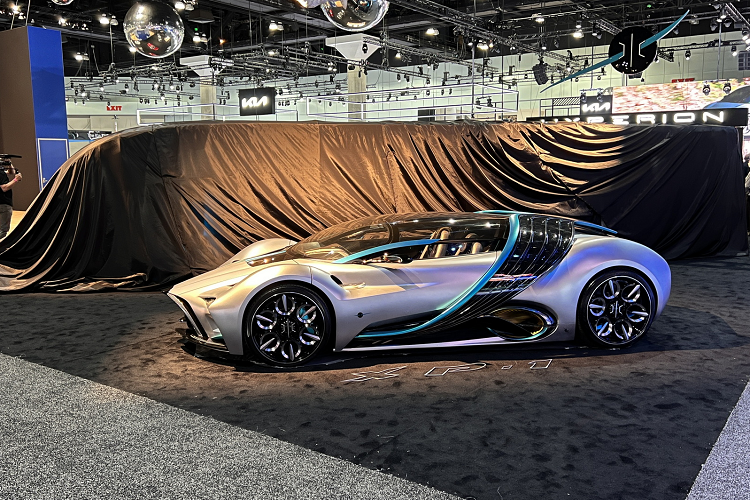 Kể cả khi hết pin, Hyperion XP-1 có thể sạc đầy trong 5 phút nhờ công nghệ lưu trữ hydro hiện đại. Vì khí hydro rất nhẹ nên nhờ đó, khối lượng siêu xe giảm đáng kể so với xe điện truyền thống, đem lại khả năng tăng tốc nhanh hơn, phanh, xử lý lái và hiệu năng vận hành động cơ tốt hơn.