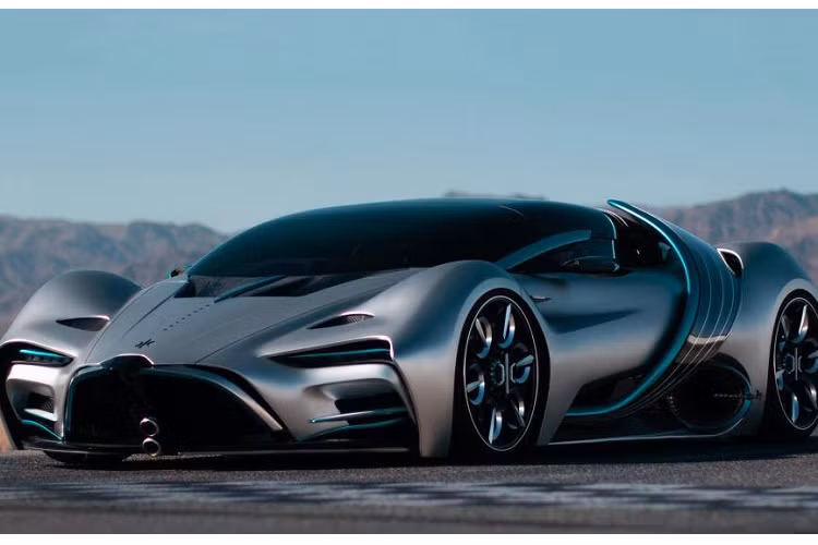 Các chi tiết khí động học chủ động đằng sau cửa xe không chỉ đẹp mắt, mà còn cải thiện khả năng vào cua ở tốc độ cao và còn đóng vai trò là những tấm pin năng lượng mặt trời – chúng thậm chí còn có thể thay đổi vị trí theo hướng chiếu của mặt trời để nạp năng lượng tối ưu hơn.