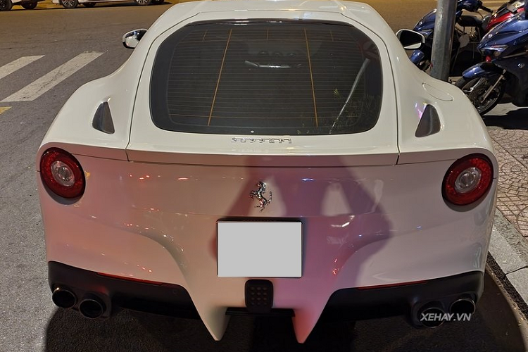 Vòng ra phía sau, đuôi xe được thiết kế dày dặn với đèn hậu tròn cổ điển, bộ khuếch tán sơn đen mờ, hệ thống ống xả kép to bản đặt hai bên, cánh gió gầm ở giữa và đèn báo hiệu khẩn cấp.